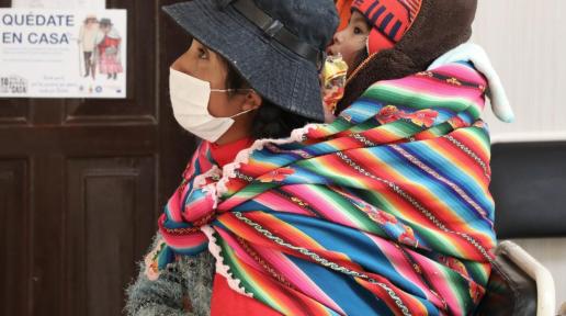 Mujer boliviana y un niño